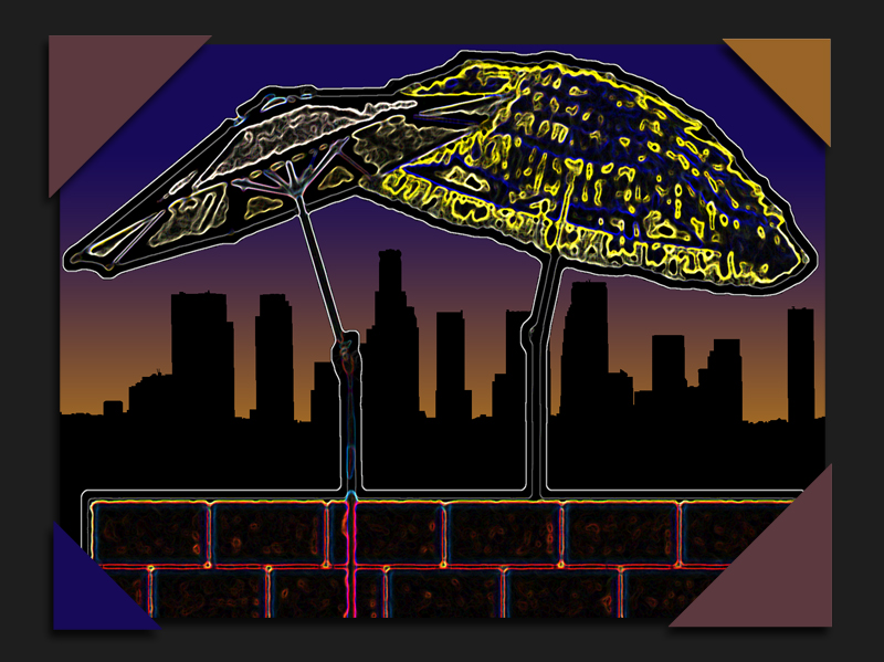 Abendliche Silhouette von Los Angeles unter zwei Sonnenschirmen